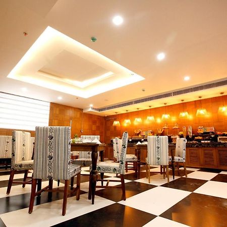 Hotel The Fern Residency Noida Esterno foto