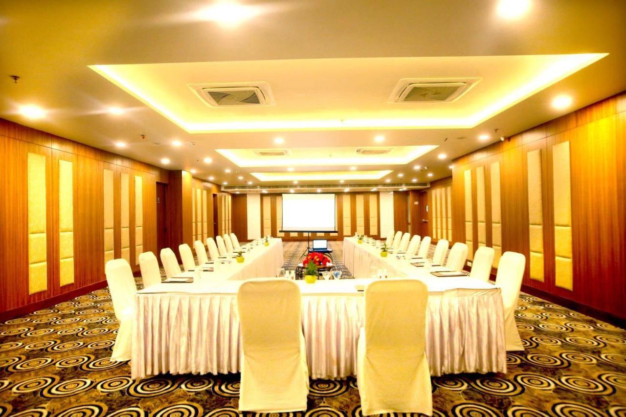 Hotel The Fern Residency Noida Esterno foto