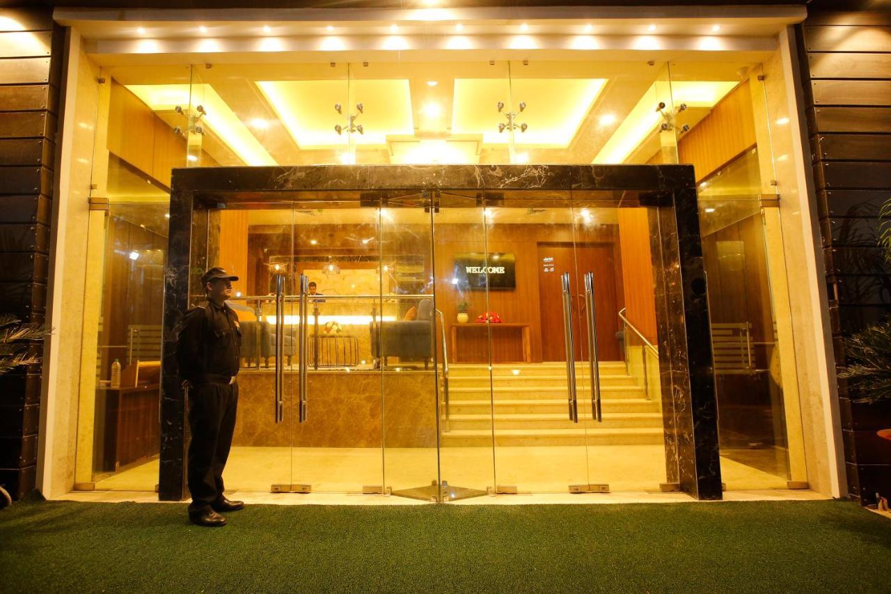 Hotel The Fern Residency Noida Esterno foto
