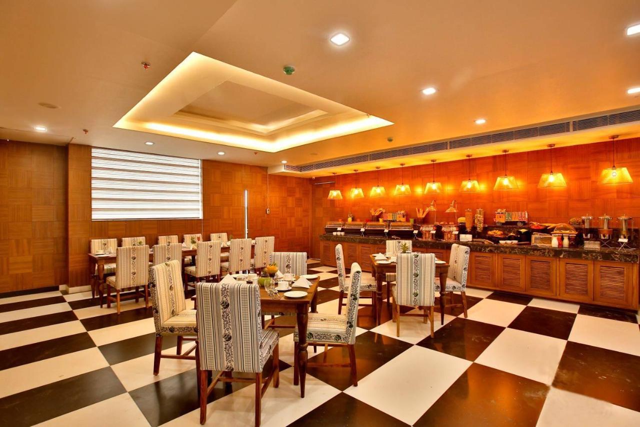 Hotel The Fern Residency Noida Esterno foto