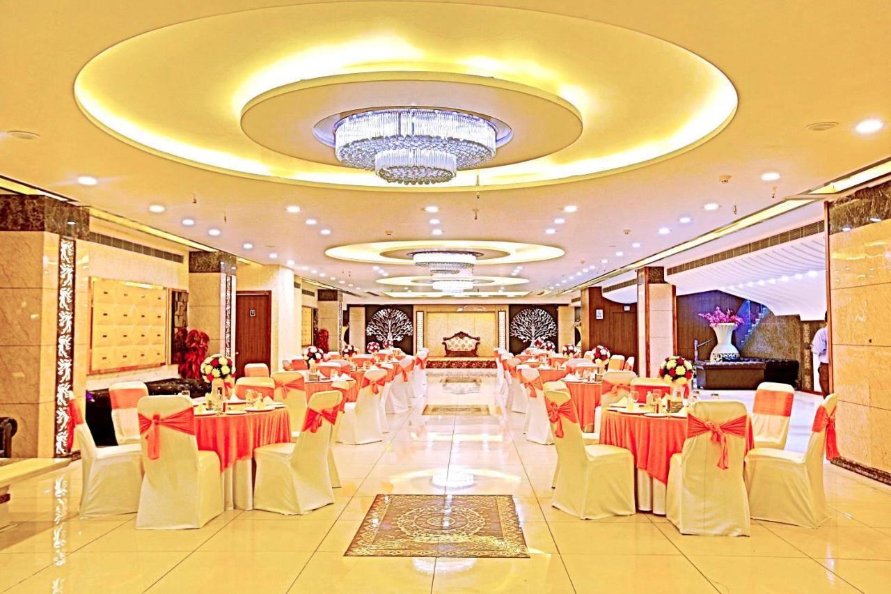 Hotel The Fern Residency Noida Esterno foto