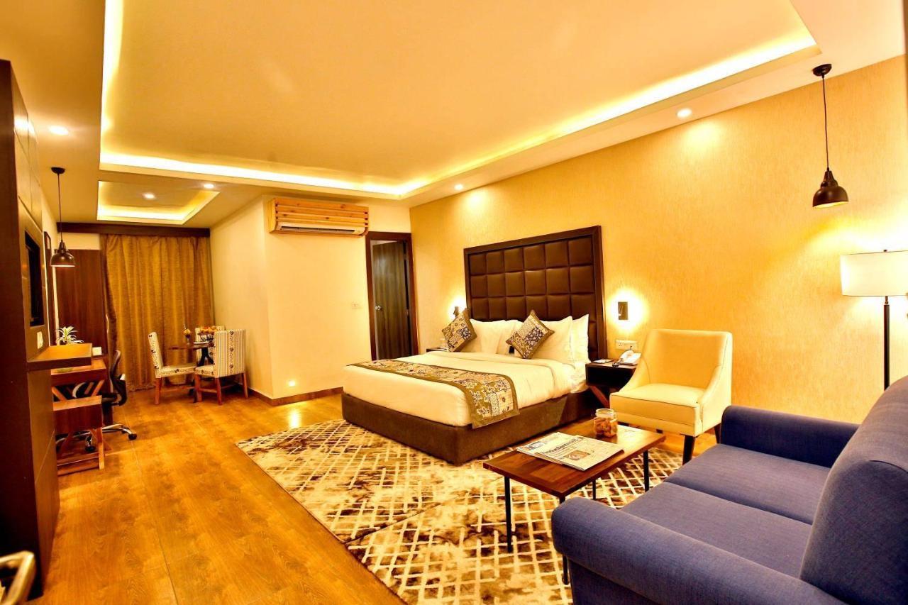 Hotel The Fern Residency Noida Esterno foto