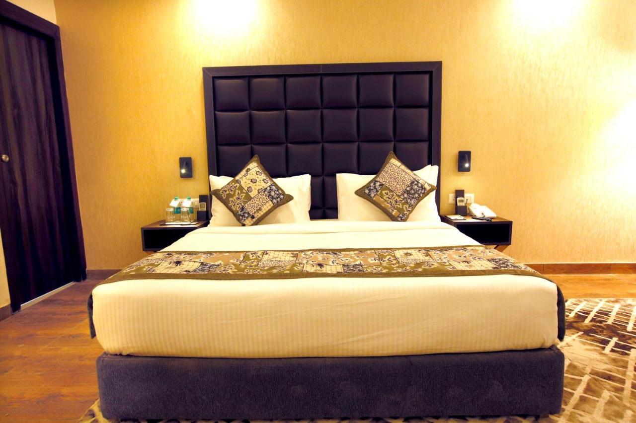 Hotel The Fern Residency Noida Esterno foto