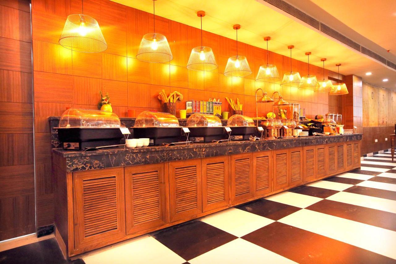 Hotel The Fern Residency Noida Esterno foto