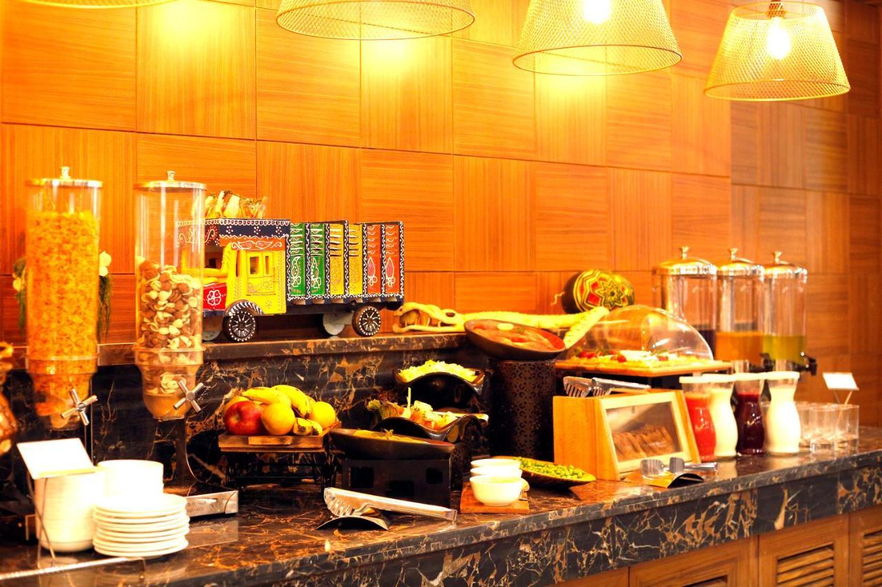 Hotel The Fern Residency Noida Esterno foto