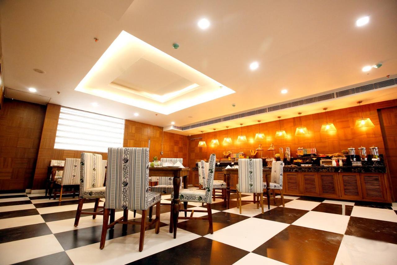 Hotel The Fern Residency Noida Esterno foto
